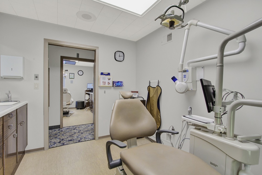 Dental treatment room equipped for comprehensive patient care